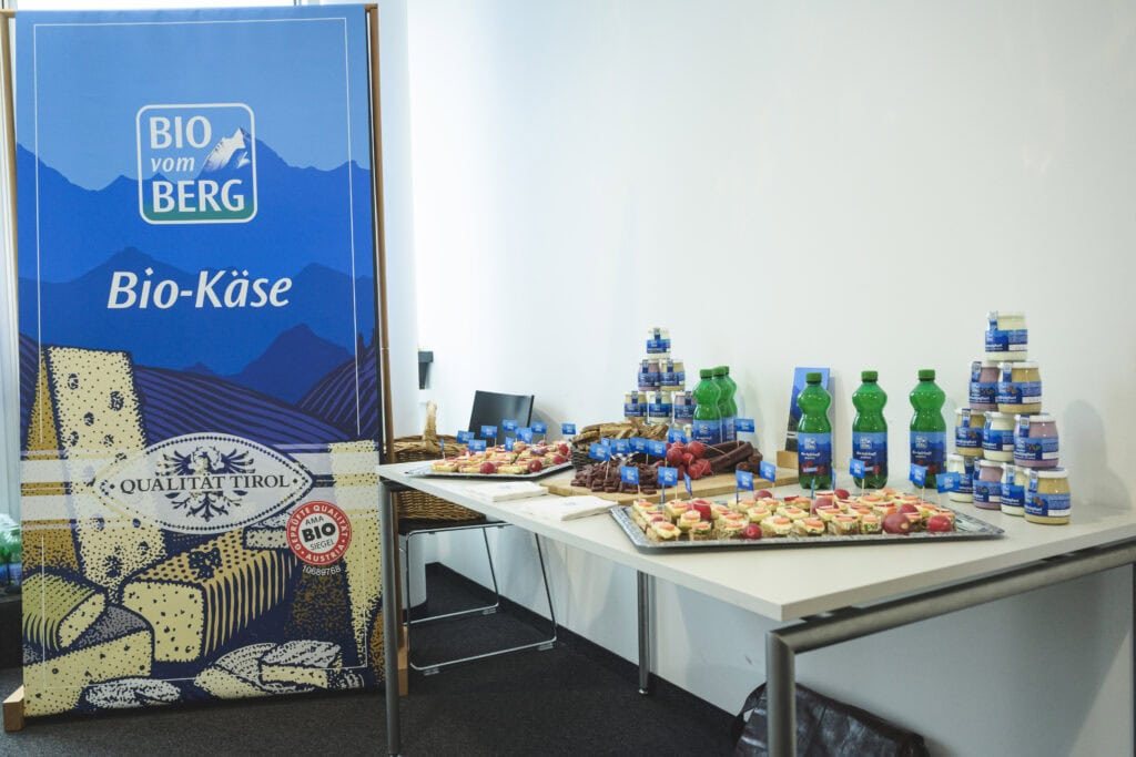 Bio-Produkte Präsentation mit Käse und Getränken