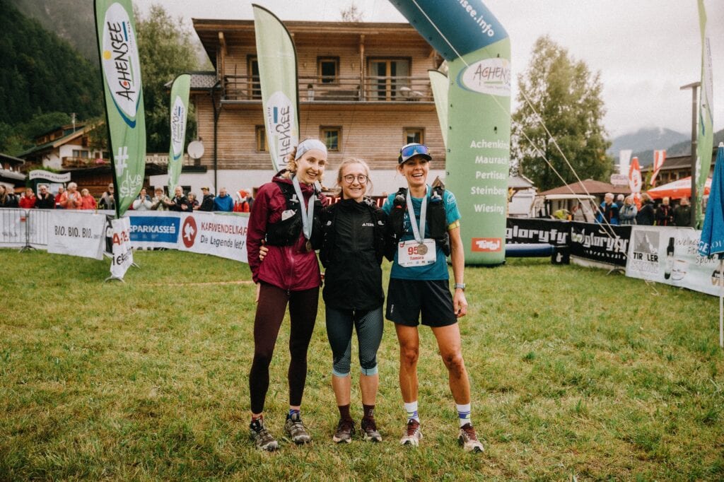 Drei Frauen nach einem Laufwettbewerb im Freien