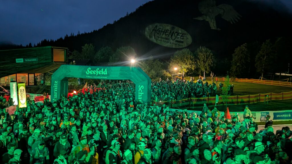 Menschenmenge bei Nachtveranstaltung in Seefeld, Tirol.