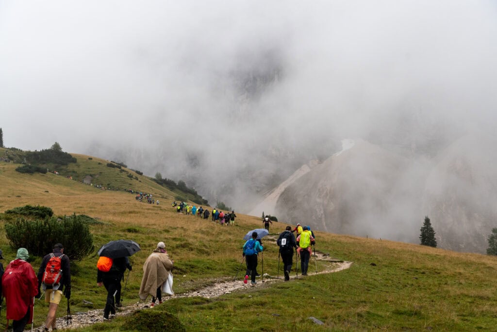 Wanderer im Nebel auf Bergpfad