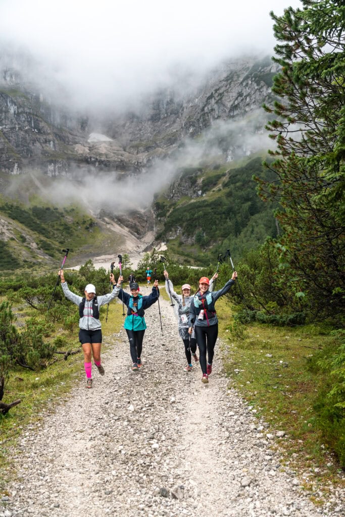 Menschen wandern glücklich in den Bergen