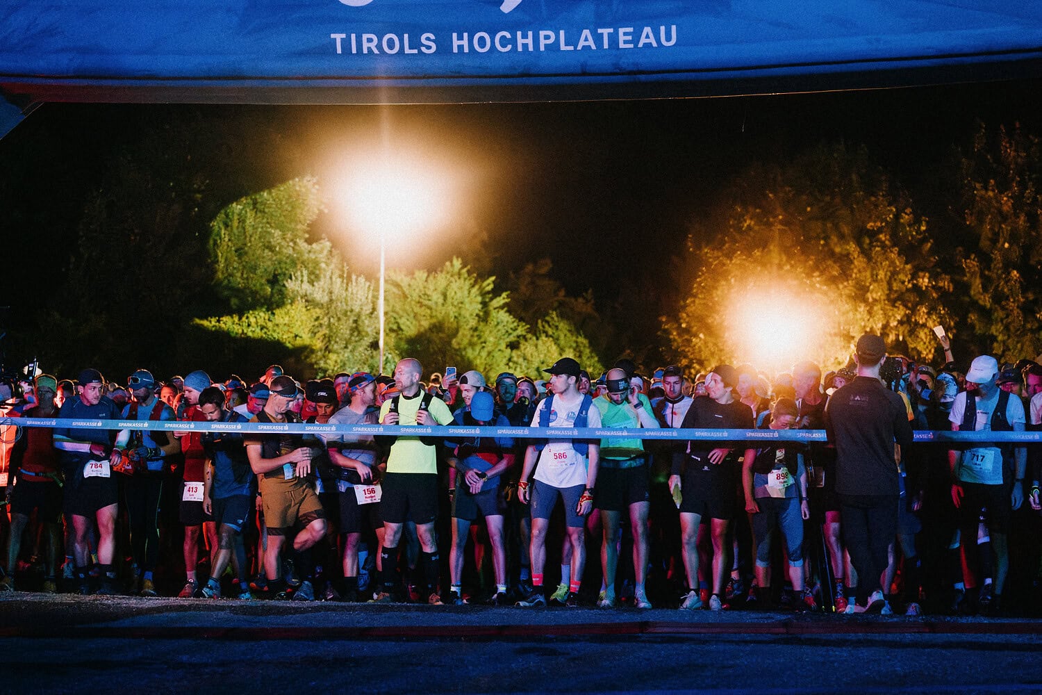 Läufer am Start eines Nachtmarathons.