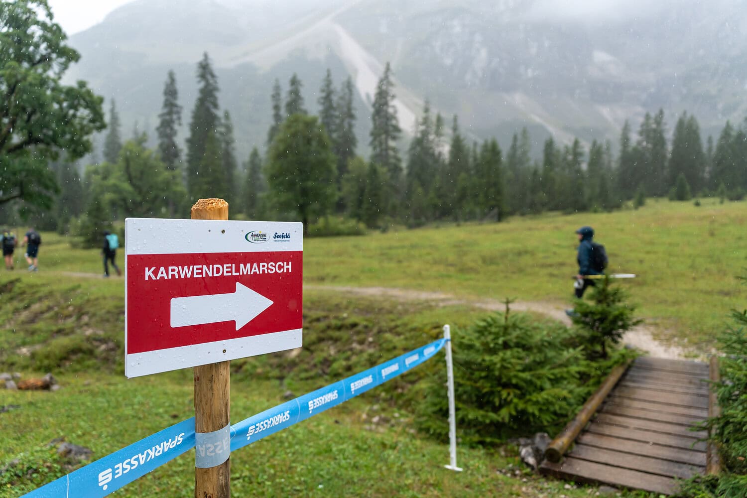 Wegweiser Karwendelmarsch, Regen, Berglandschaft