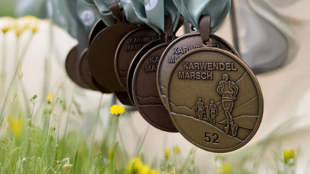 Bronzemedaillen des Karwendel Marschs im Gras