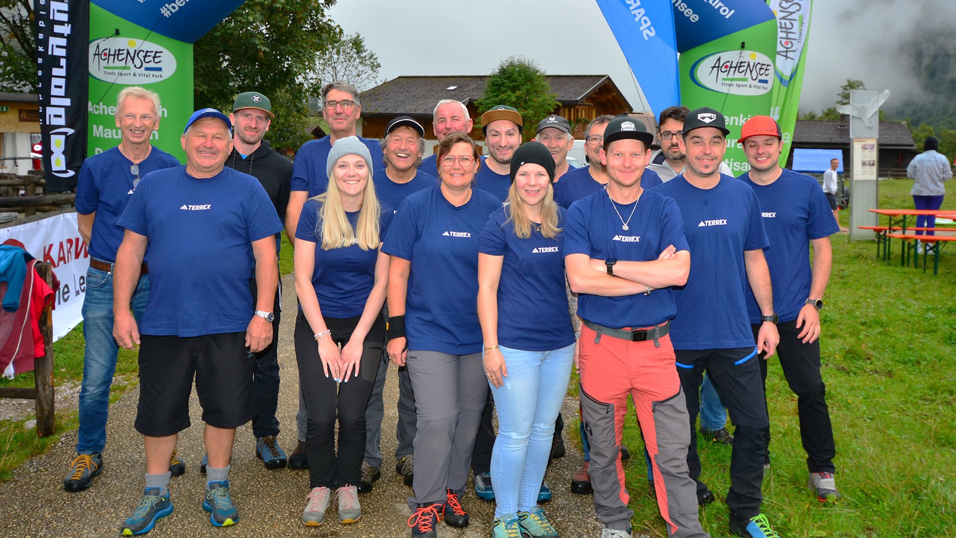 Team Karwendelmarsch in blauen T-Shirts im Freien.