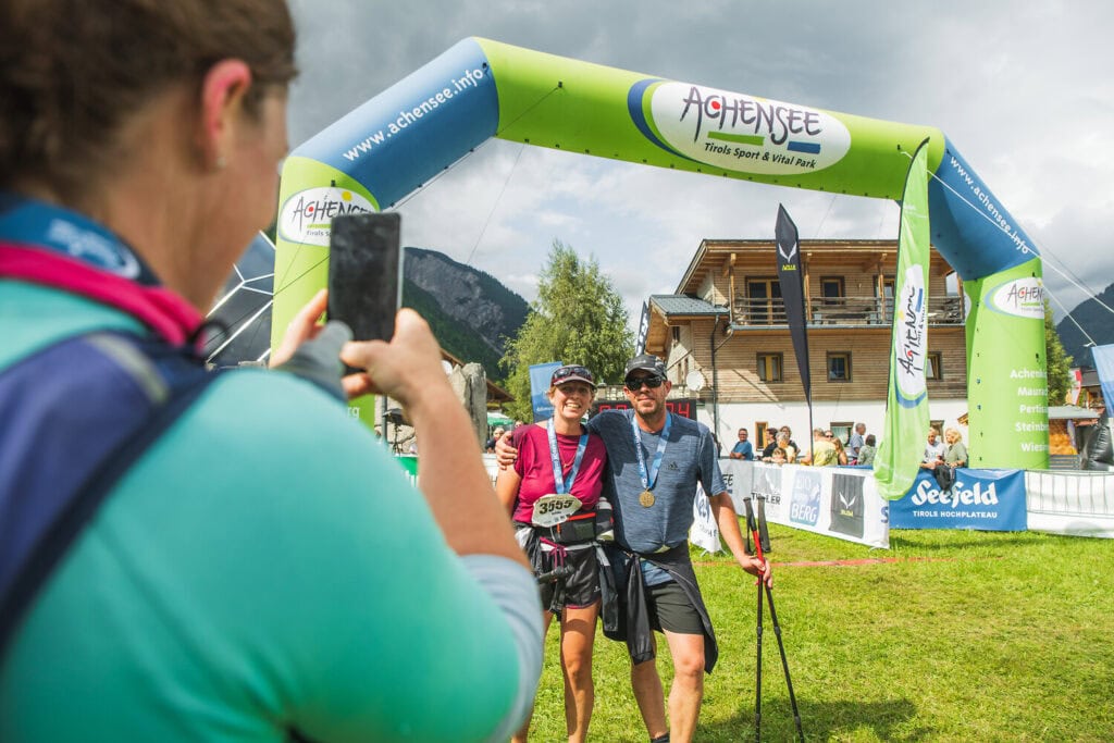 Teilnehmer am Achensee-Event posieren für ein Foto.