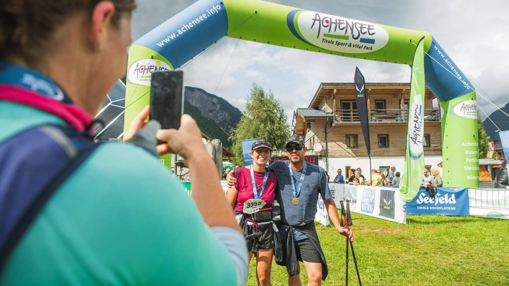 Teilnehmer am Achensee-Event posieren für ein Foto.